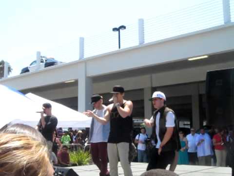 4Count Performing Snapback At The Baldwin Hills Crenshaw Plaza 8112012