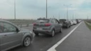 Long waits for Crimea traffic at reopened bridge