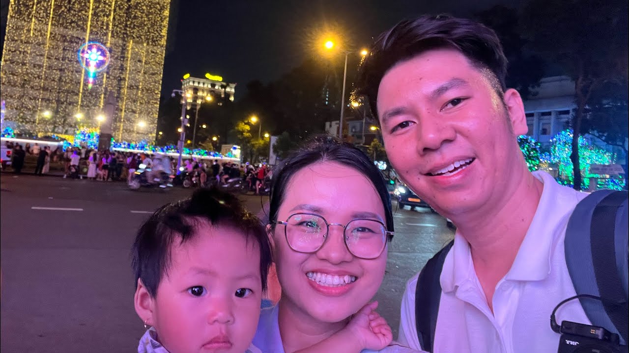 Mình Uyên được ba mẹ dẫn đi xì phố giải ngố dịp Noel