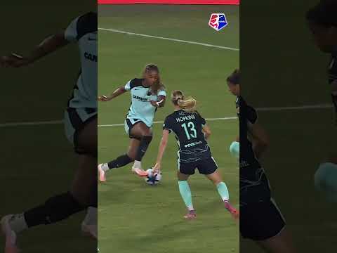 Shaw creates the magic, Kerr finishes it. 🪄 #nwsl #soccer #football