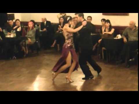 Julio Ariel Azorin y Naomi Hotta exhibicion en Porteño y Bailarin tango Amarras