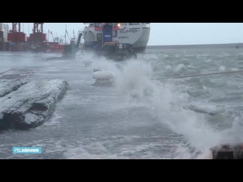 Harde wind en springtij zorgen voor water op de kade in Harlingen  - RTL NIEUWS