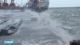 Harde wind en springtij zorgen voor water op de kade in Harlingen  - RTL NIEUWS