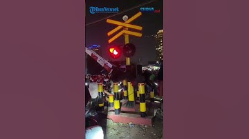 VIRAL! Video Keributan di Palang Pintu Kereta api, Macet karena Banyak yang Lawan Arah