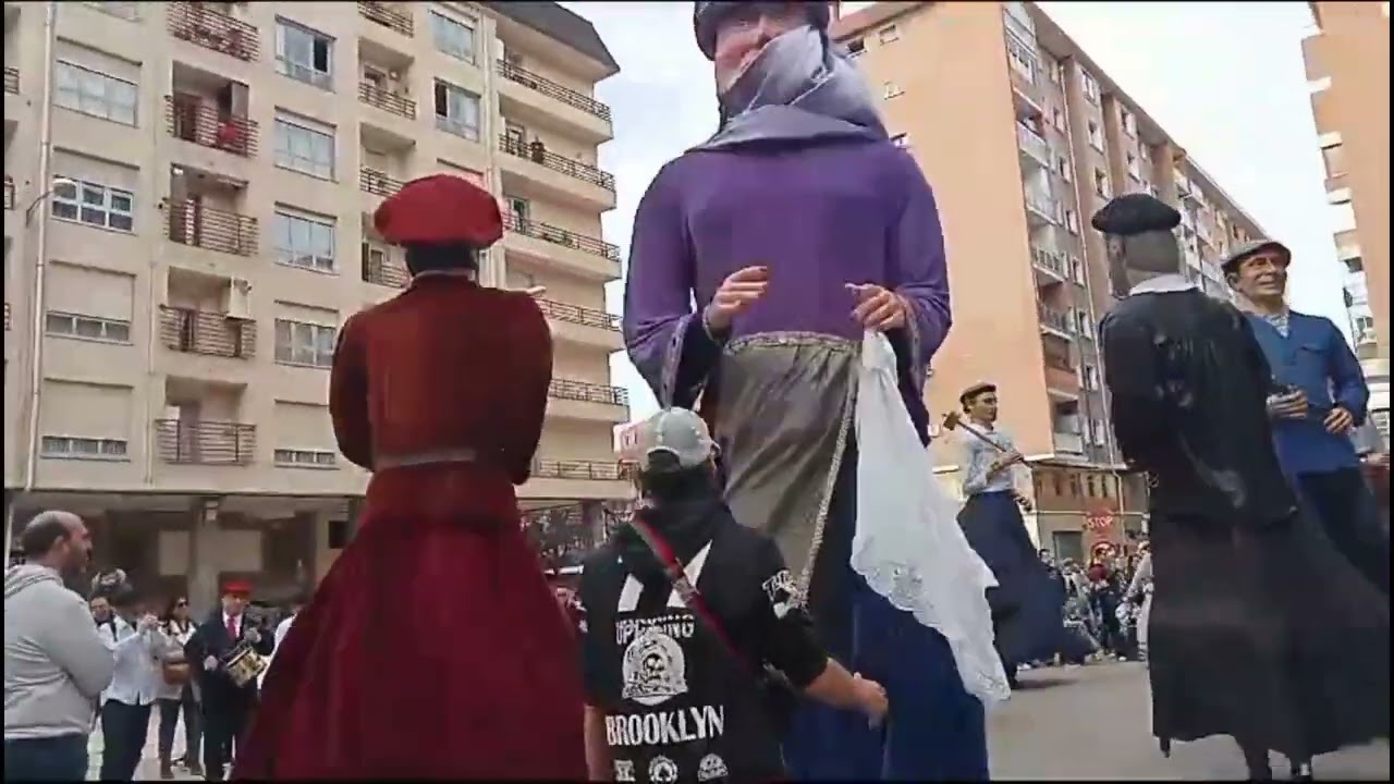 gigantes de Laguntasuna y los gigantes del ayuntamiento de Barakaldo en San Vicente