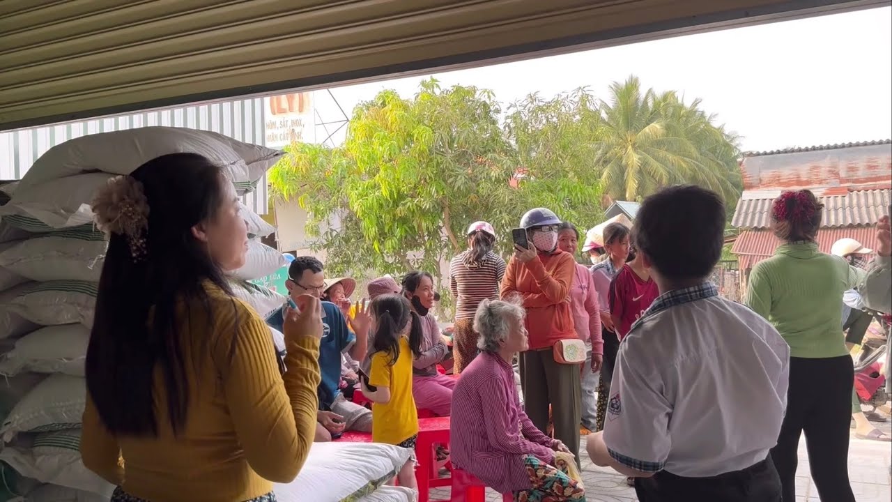 Hạnh phúc đôi khi không phải là món quà.. là nụ cười hiền và đôi mắt thương