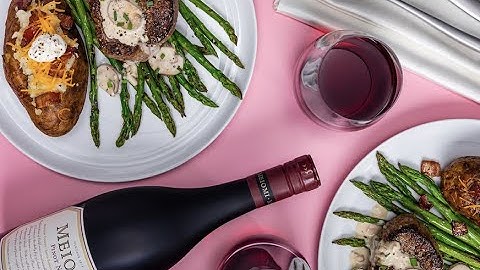 Filet Mignon with Creamy Mushroom Sauce & Asparagus