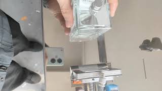 Flat bottle labeling test on yuezhou flat vertical surface labeling machine send samples we can test
