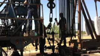 Oil field pulling unit wrenching rods