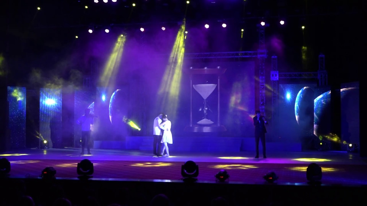 "Влюбленные часов не наблюдают".  "Lovers do not follow the time".