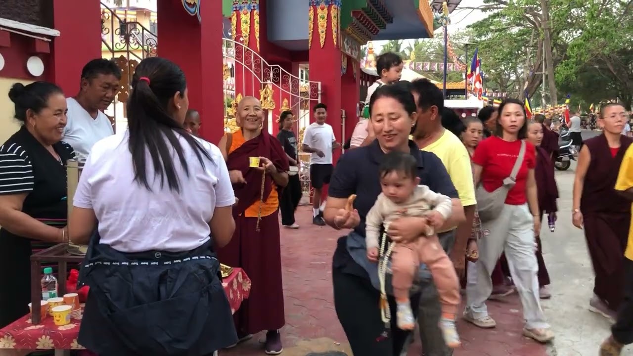 དེ་རིང་རྒྱ་གར་བ་ཞིག་གིས་སྐོར་ལམ་ནས་སྦྱིན་པ་གཏོང་བཞིན་འདུག རྗེས་སུ་ཡིད་རངས་ཞུ། 
