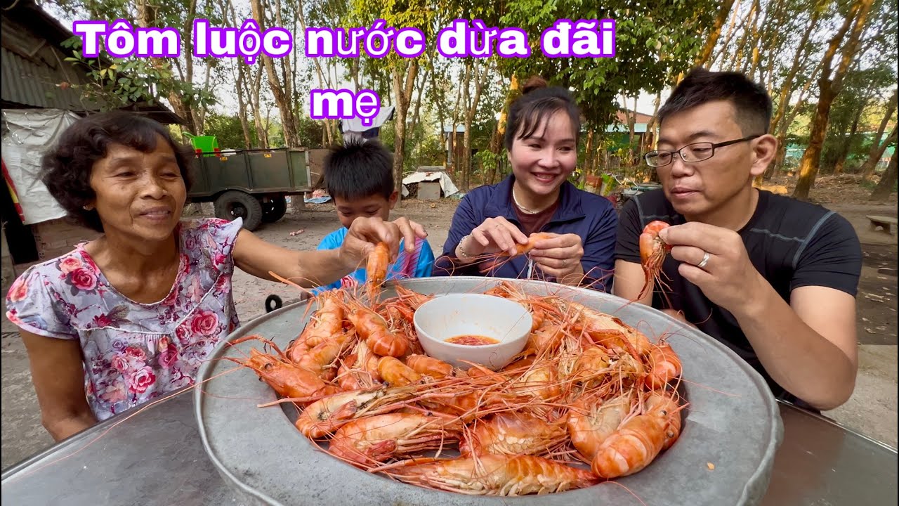 Nay em đãi mẹ tôm luộc nước dừa tươi chở chồng Nhật trải nghiệm hớt tóc ở quê