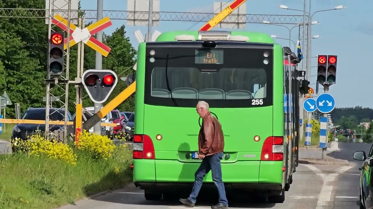 Buss fastnade under bommarna på Lennakatten i Uppsala