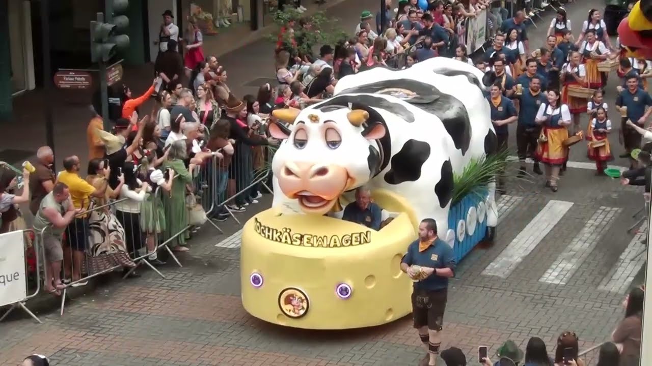 DESFILE OKTOBERFEST BLUMENAU 2025
