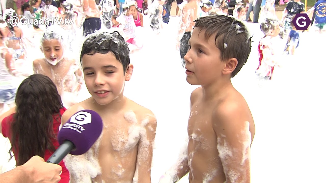Mucha diversión en la fiesta de la espuma que organizó el Bizcocho Borracho.