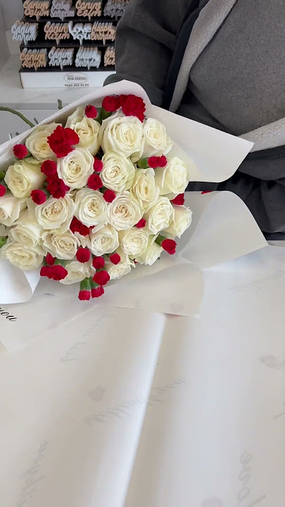 🌹🤍 Roses x Mini Carns #roses #bouquet