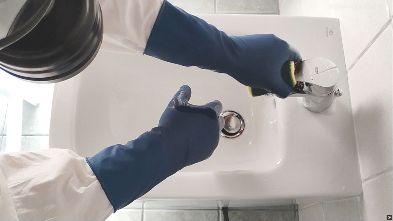 Bidèt Cleaning with Deep Blue Rubber Gloves & Gas Mask