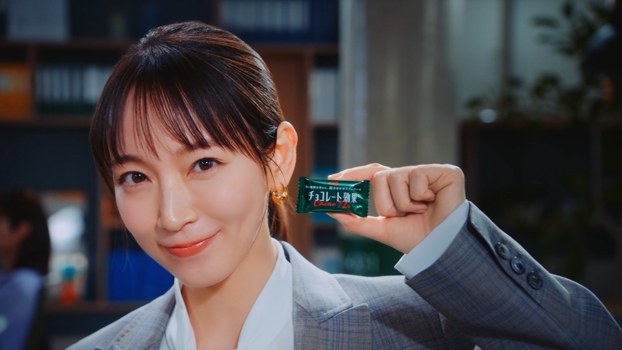 吉岡里帆、後輩思いなシゴデキセンパイに！ キメ顔・スーツ姿で