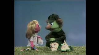 Clic Sesame Street - Prairie Dawn Sherlock Hemlock Twiddlebug Mystery Take 2 1970