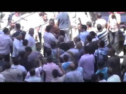 امناء الشرطه يصطحبون مدير الامن بالمنيا في مسيرة مرددين الحرامي اهو