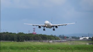 Detik - detik Pesawat Garuda Indonesia Landing di Bandara Ngurah Rai Bali