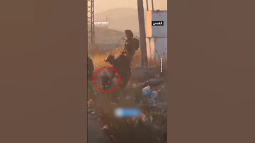 شبان فلسطينيون يوثقون لحظة اعتداء عدد من جنود الاحتلال على سائق بالضرب 
