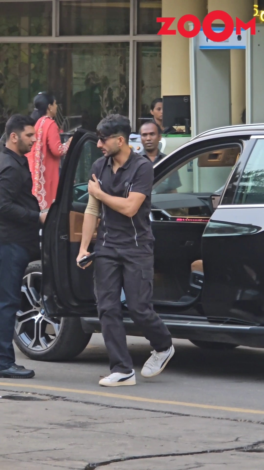 Ibrahim Ali Khan ARRIVES to check on Saif Ali Khan's health at Lilawati hospital #shorts