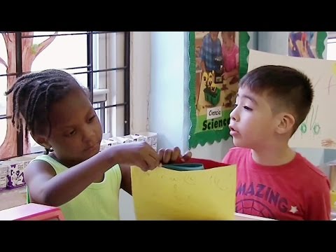 Video: ¿Cómo puedo mejorar las habilidades de lectura y escritura de mi hijo?