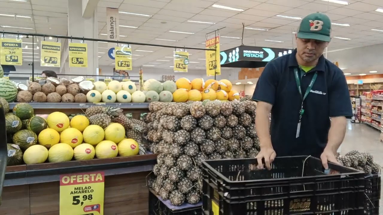 Montagem de abacaxi no hortifruti #abacaxi #fruta #hortifruti #feira