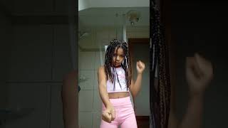 Clara Danssando No Banheiro