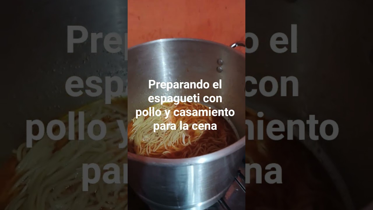 Preparando el espagueti con pollo y casamiento para cenar el equipo gracias al Canal de bendiciones