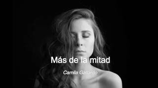 Camila Gallardo - Más de la mitad (Letra) chords