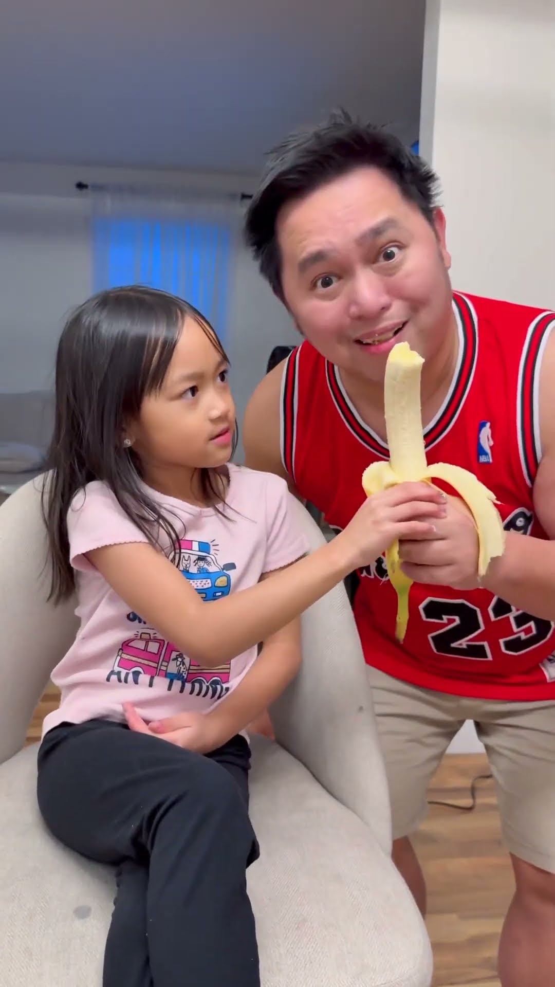 Kid helps dad eat ???❤️✅??