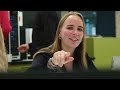 Studenten Communicatie werken aan een praktijkopdracht voor Achmea