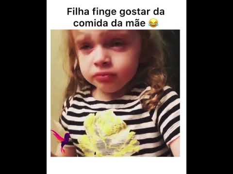 Menina finge gostar da comida da mãe