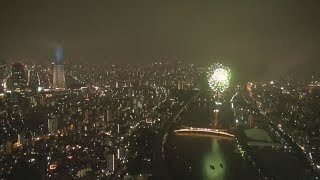 大輪２万発、雨空染める 東京・隅田川花火大会