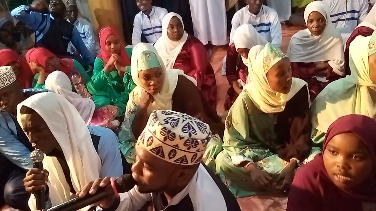 ZAINU L-ABIDINA WAKIWA KATIKA  UWANJA WA WAO WAKIADHIMISHA MAZAZI YA BWANA MTUME (S.A.W)