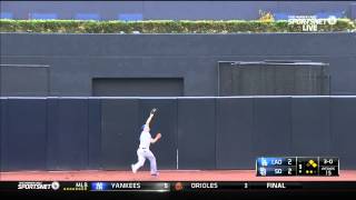 Pederson makes awesome catch on the run