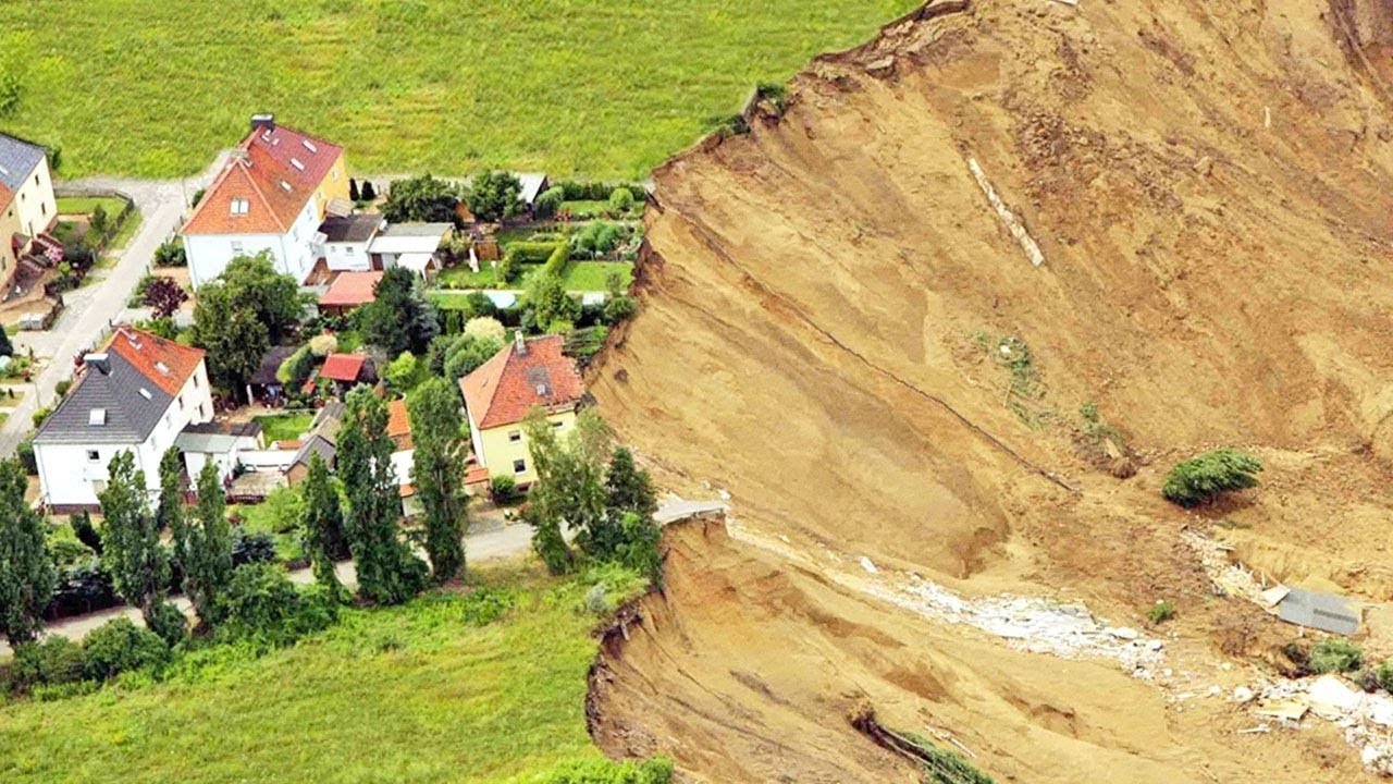 Natural dangerous. Оползень. Стихийные бедствия. Стихийные бедствия оползни. Стихийные бедствия ЦУНАМИ оползень.