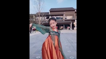 Thumbnail of Chinese Girl Traditional Dance #shorts