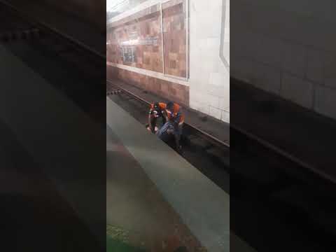 ШОК, в метро мужчина упал на рельсы и травмировался