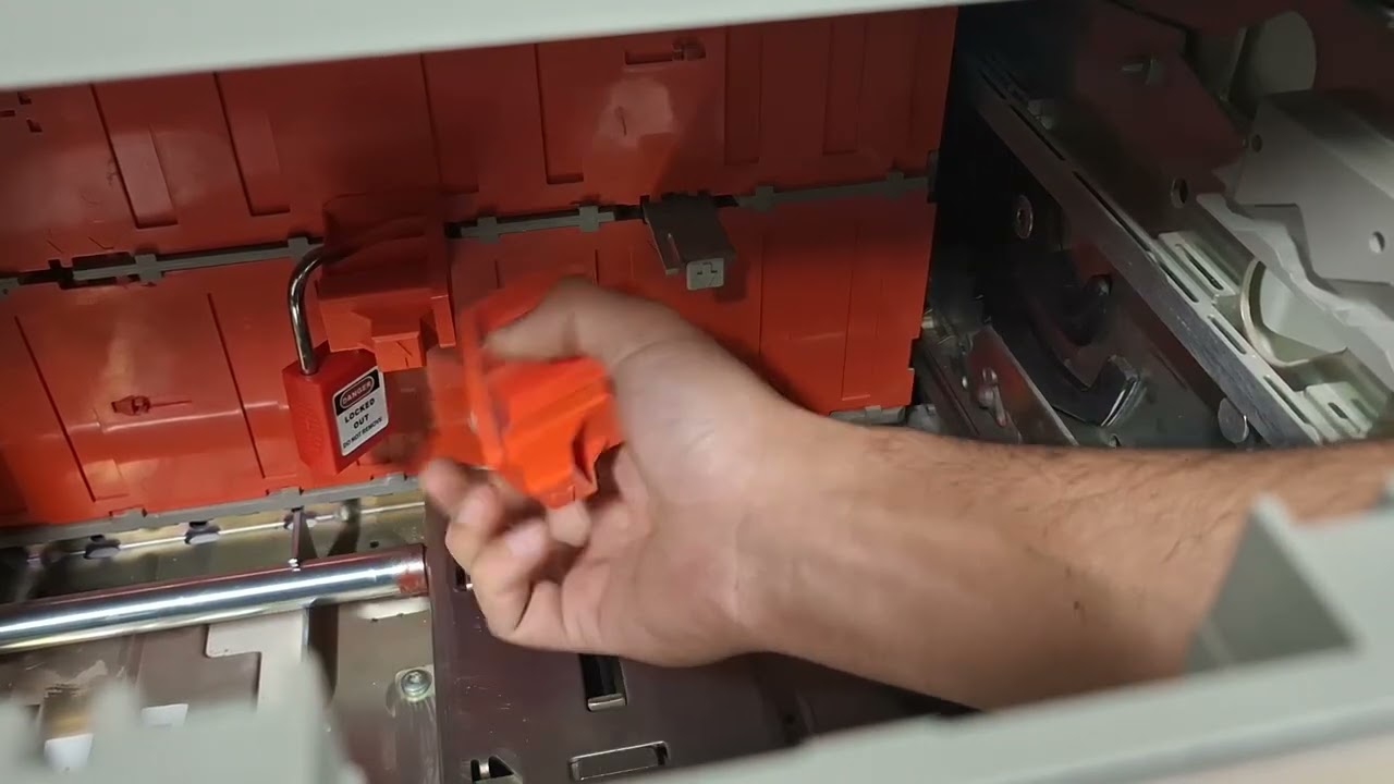 padlock safety shutter in NW Schneider air circuit breaker V O standard