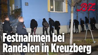 Bengalos und Randale in der Bergmannstraße | Polizei greift ein Bengalos und Randale in der Bergmannstraße | Polizei greift ein