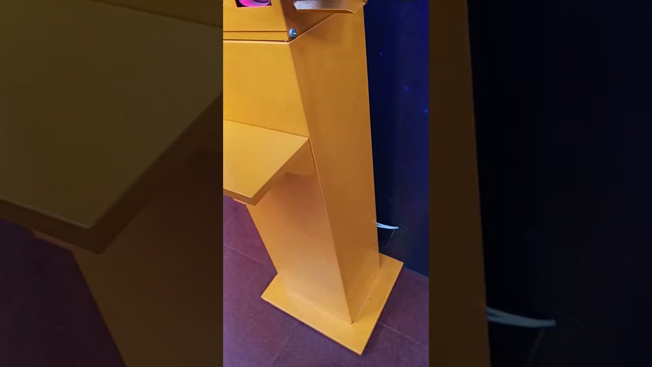 Едем за новой микроволновкой потому что старая заискрилась и она своё отжила