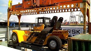 Unloading Sany reachstacker