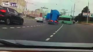 Freni patlayan kamyon dehşet saçtı!