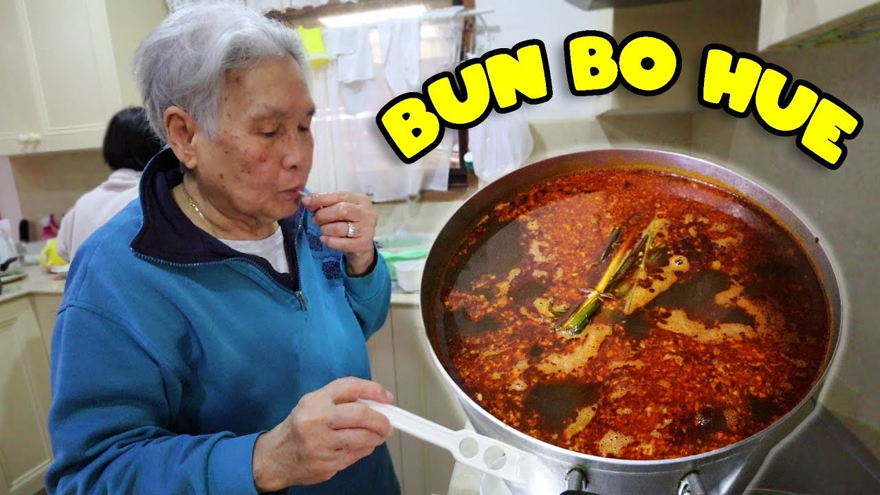 Grandma cooks Bún bò Huế – Vietnamese noodle MUKBANG
