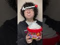 チョコベビーと生クリームを混ぜて食べちゃう動画