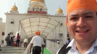 NUEVA DELHI, INDIA 13 ENTRANDO TEMPLO SIKH DESCALZO