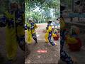 badut kembar lomba balap makan kerupuk